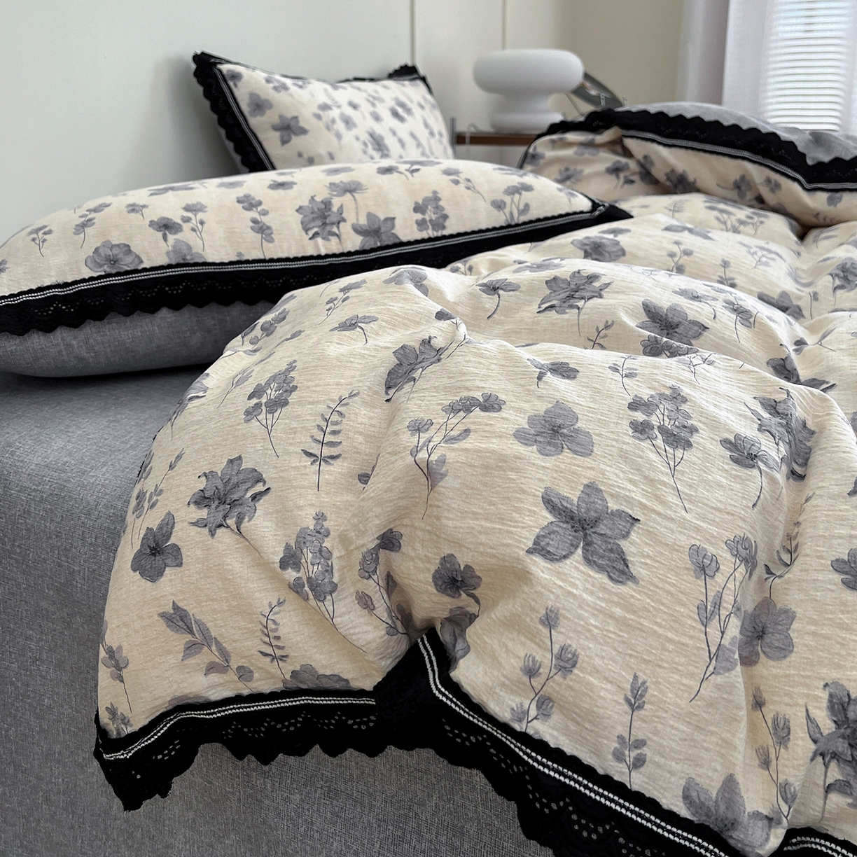 91家纺网 家纺一手货源 找家纺 富米莱（原臻工厂） 2025秋冬新品加厚高克重原麻复古风亚麻高端全棉黑色花边床盖床单四件套 复古黑花边一兰亭序