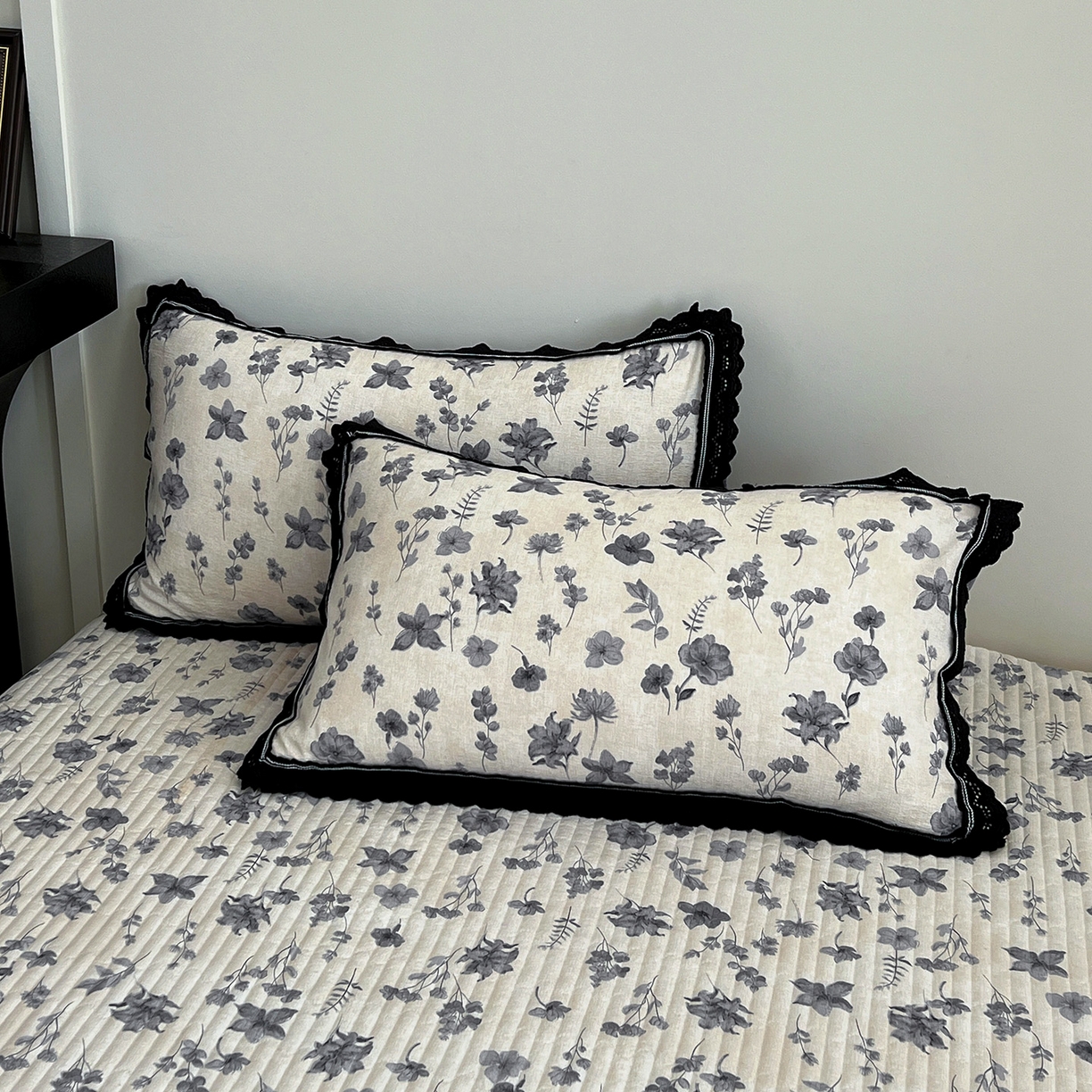 91家纺网 家纺一手货源 找家纺 富米莱（原臻工厂） 2025秋冬新品加厚高克重原麻复古风亚麻高端全棉黑色花边床盖床单四件套 复古黑花边一兰亭序