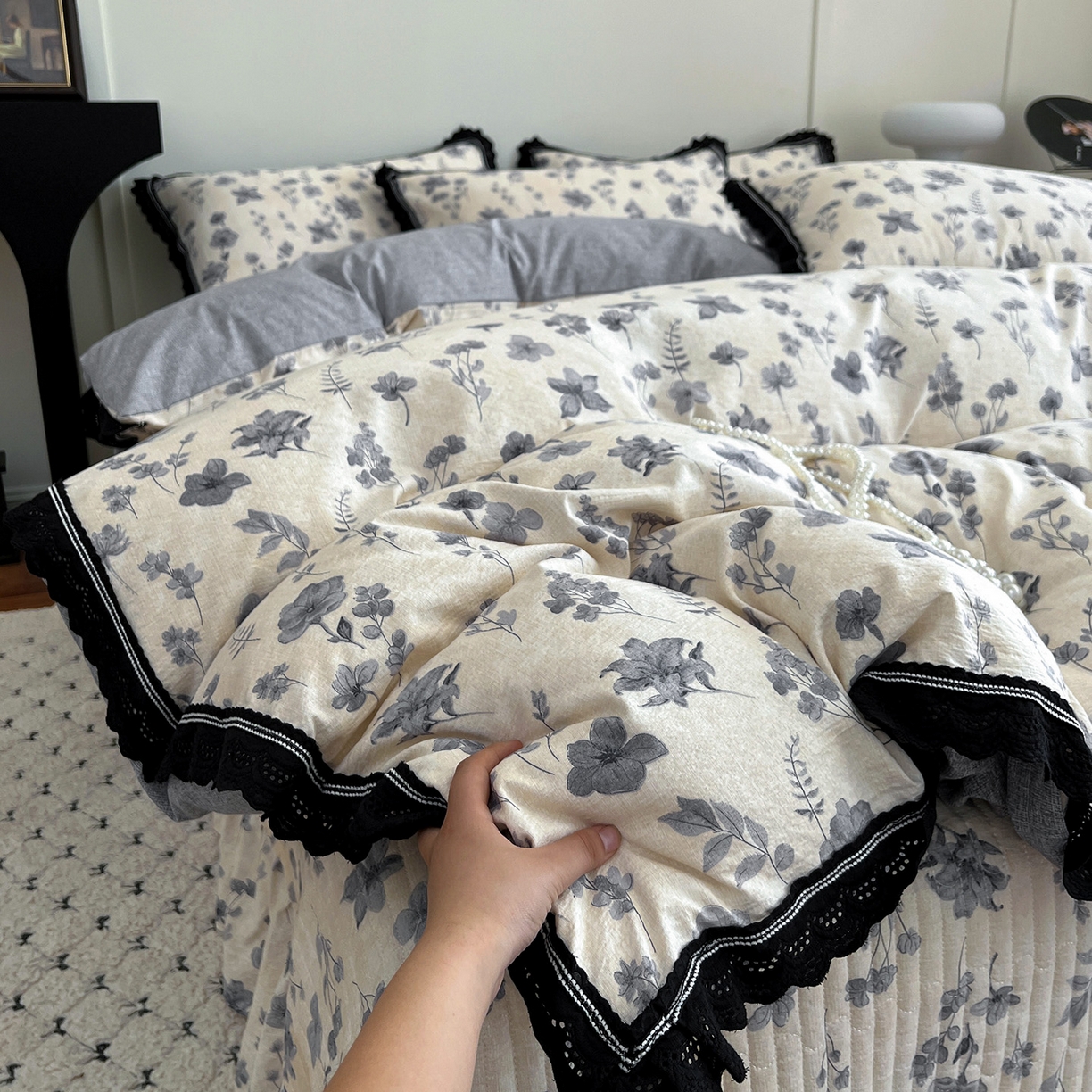 91家纺网 家纺一手货源 找家纺 富米莱（原臻工厂） 2025秋冬新品加厚高克重原麻复古风亚麻高端全棉黑色花边床盖床单四件套 复古黑花边一兰亭序