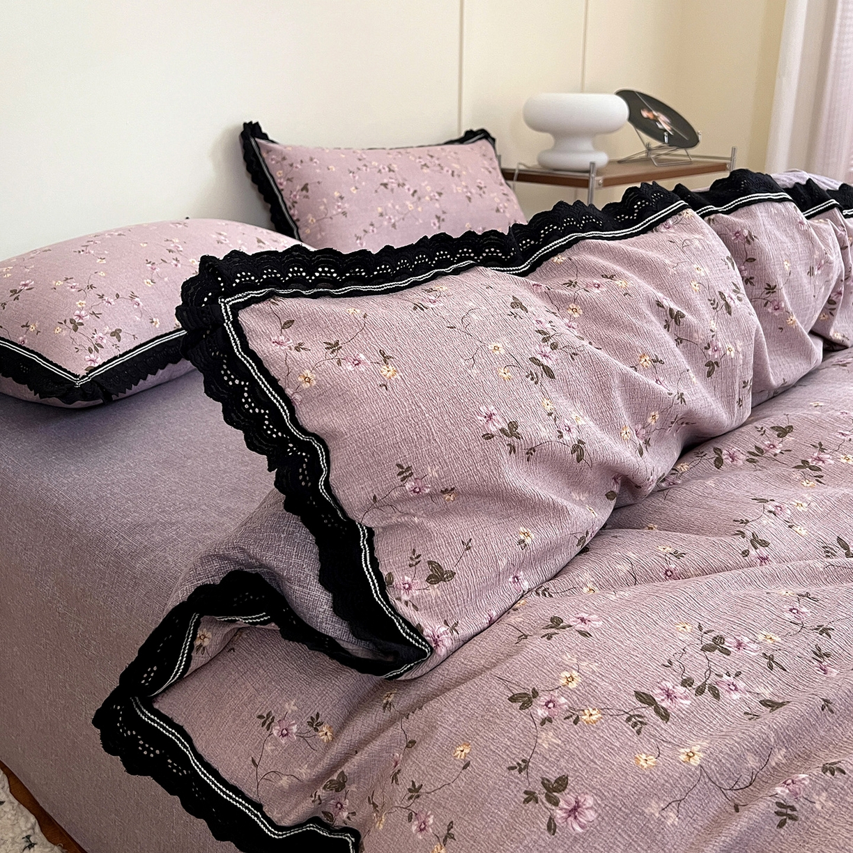 91家纺网 家纺一手货源 找家纺 富米莱（原臻工厂） 2025秋冬新品加厚高克重原麻复古风亚麻高端全棉黑色花边床盖床单四件套 复古黑花边一秋色宜人