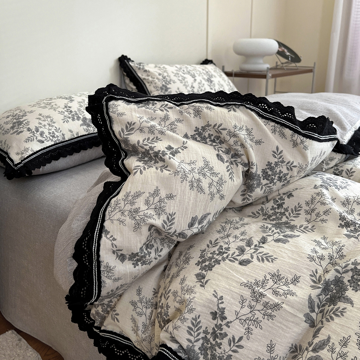 91家纺网 家纺一手货源 找家纺 富米莱（原臻工厂） 2025秋冬新品加厚高克重原麻复古风亚麻高端全棉黑色花边床盖床单四件套 复古黑花边一水木年华