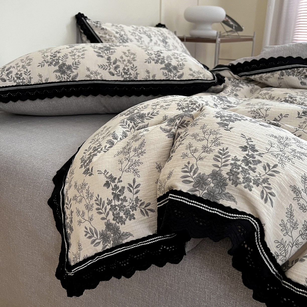 91家纺网 家纺一手货源 找家纺 富米莱（原臻工厂） 2025秋冬新品加厚高克重原麻复古风亚麻高端全棉黑色花边床盖床单四件套 复古黑花边一水木年华