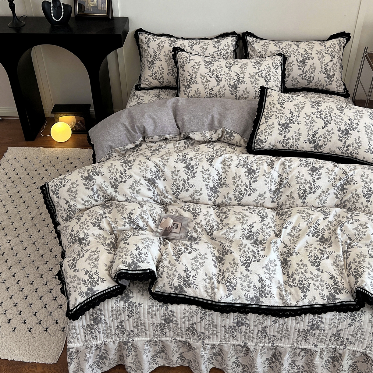 91家纺网 家纺一手货源 找家纺 富米莱（原臻工厂） 2025秋冬新品加厚高克重原麻复古风亚麻高端全棉黑色花边床盖床单四件套 复古黑花边一水木年华