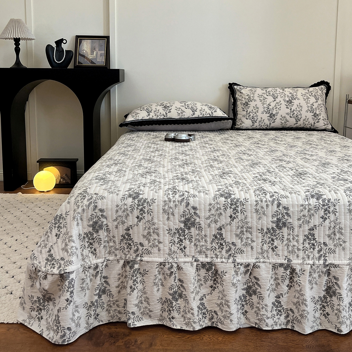 91家纺网 家纺一手货源 找家纺 富米莱（原臻工厂） 2025秋冬新品加厚高克重原麻复古风亚麻高端全棉黑色花边床盖床单四件套 复古黑花边一水木年华