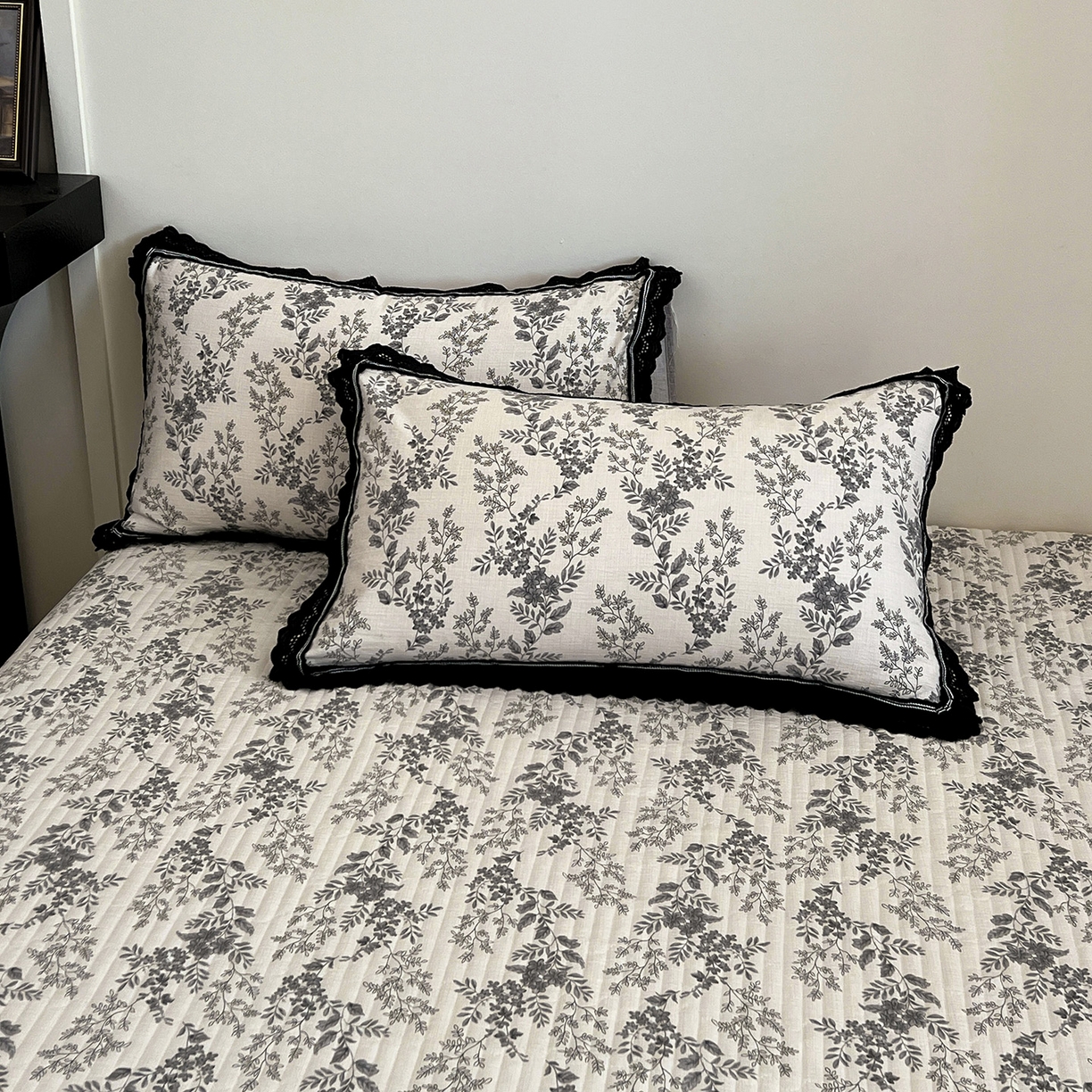 91家纺网 家纺一手货源 找家纺 富米莱（原臻工厂） 2025秋冬新品加厚高克重原麻复古风亚麻高端全棉黑色花边床盖床单四件套 复古黑花边一水木年华