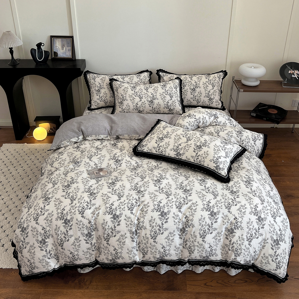 91家纺网 家纺一手货源 找家纺 富米莱（原臻工厂） 2025秋冬新品加厚高克重原麻复古风亚麻高端全棉黑色花边床盖床单四件套 复古黑花边一水木年华