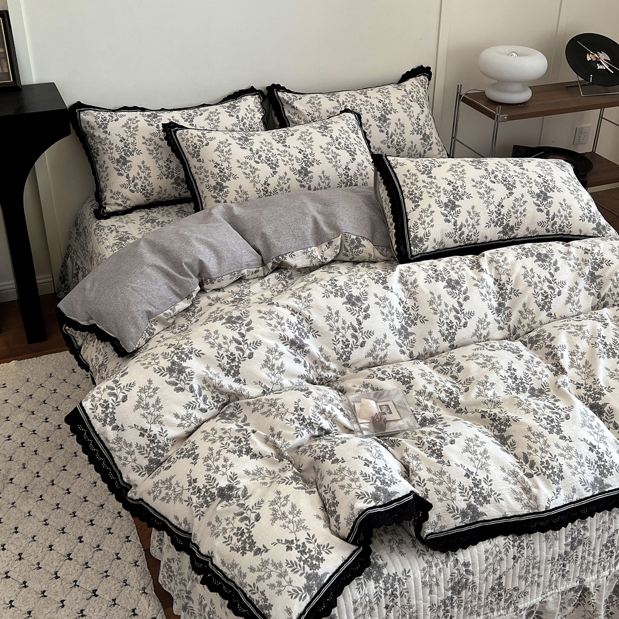 91家纺网 家纺一手货源 找家纺 富米莱（原臻工厂） 2025秋冬新品加厚高克重原麻复古风亚麻高端全棉黑色花边床盖床单四件套 复古黑花边一水木年华