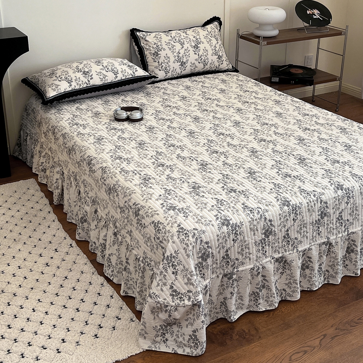 91家纺网 家纺一手货源 找家纺 富米莱（原臻工厂） 2025秋冬新品加厚高克重原麻复古风亚麻高端全棉黑色花边床盖床单四件套 复古黑花边一水木年华