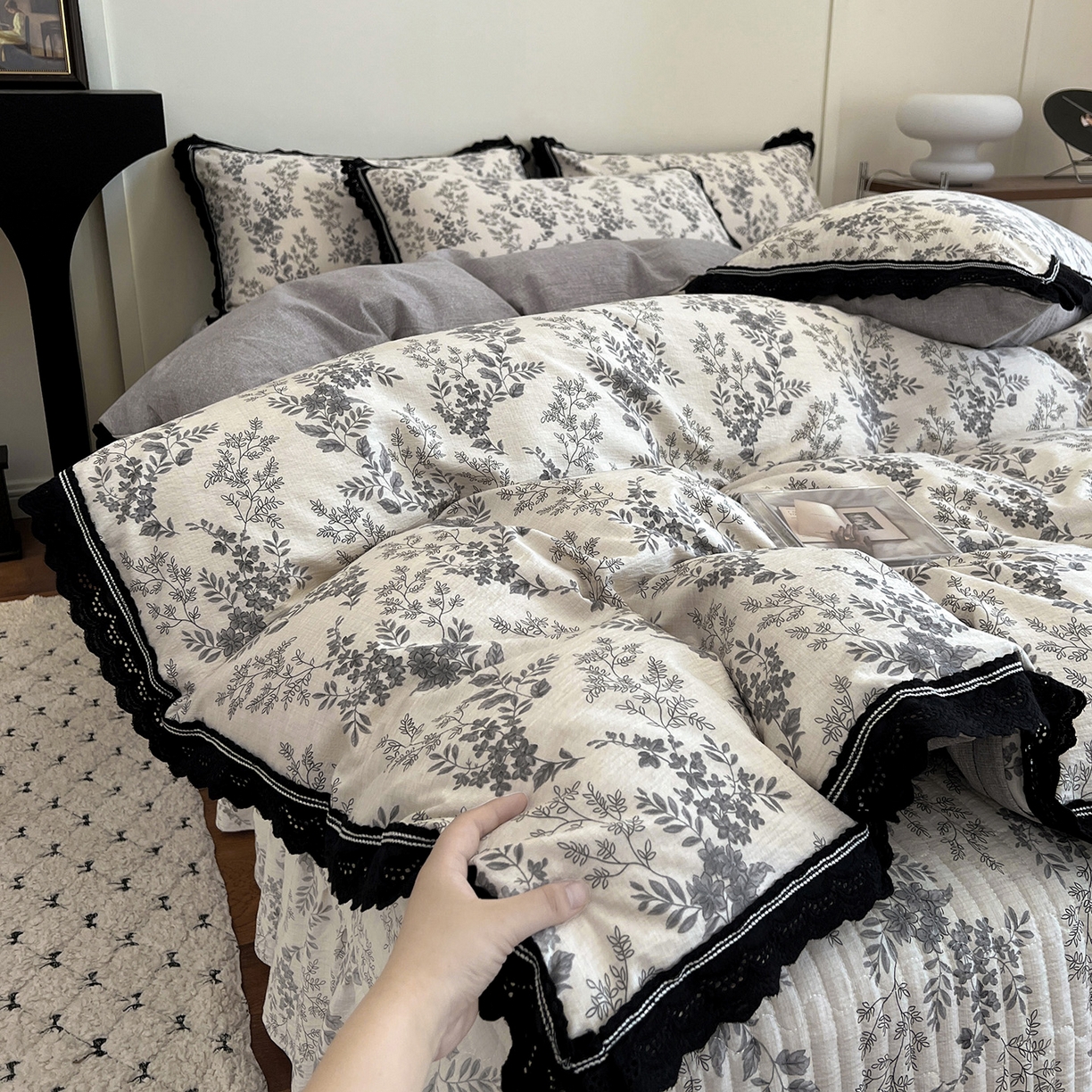 91家纺网 家纺一手货源 找家纺 富米莱（原臻工厂） 2025秋冬新品加厚高克重原麻复古风亚麻高端全棉黑色花边床盖床单四件套 复古黑花边一水木年华