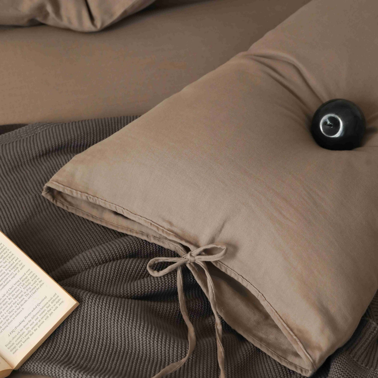 91家纺网 家纺一手货源 找家纺 玉宇阁家居 2025新款双层纱皱皱纱全棉纯棉四件套 全棉双层纱皱皱纱-灰雾咖棕