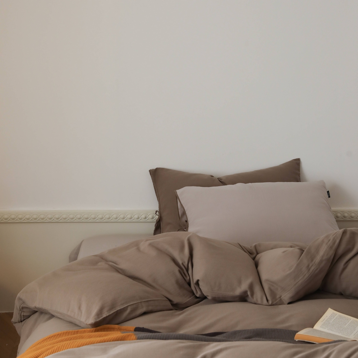 91家纺网 家纺一手货源 找家纺 玉宇阁家居 2025新款双层纱皱皱纱全棉纯棉四件套 全棉双层纱皱皱纱-灰雾咖棕