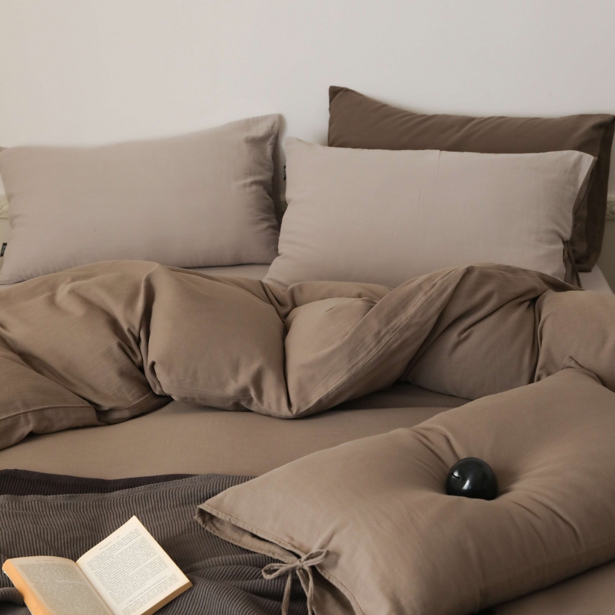 91家纺网 家纺一手货源 找家纺 玉宇阁家居 2025新款双层纱皱皱纱全棉纯棉四件套 全棉双层纱皱皱纱-灰雾咖棕