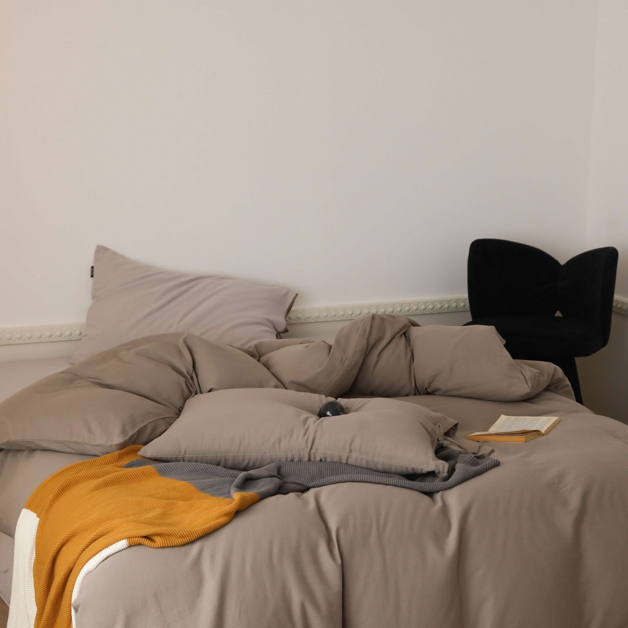 91家纺网 家纺一手货源 找家纺 玉宇阁家居 2025新款双层纱皱皱纱全棉纯棉四件套 全棉双层纱皱皱纱-灰雾咖棕