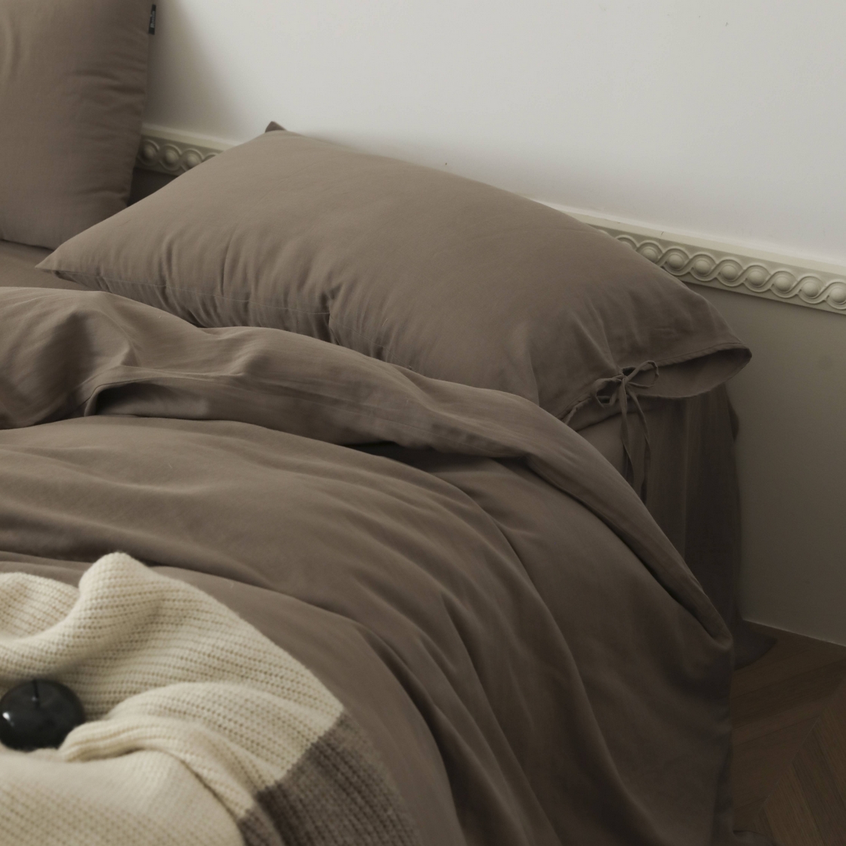 91家纺网 家纺一手货源 找家纺 玉宇阁家居 2025新款双层纱皱皱纱全棉纯棉四件套 全棉双层纱皱皱纱-可可