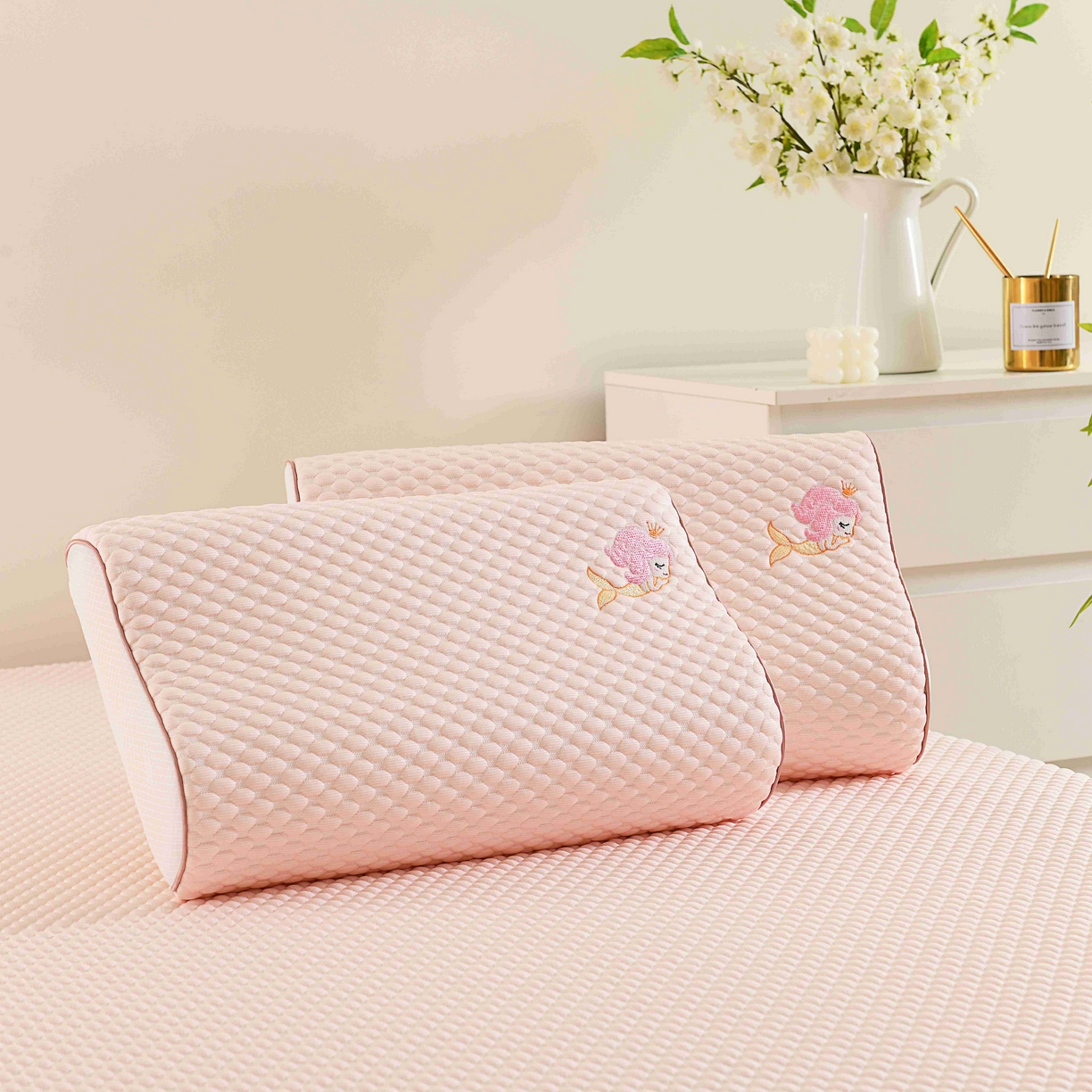 91家纺网 家纺一手货源 找家纺 （总）四川牛皮席 2025春夏新款凉豆豆绣花乳胶枕 枕头枕芯