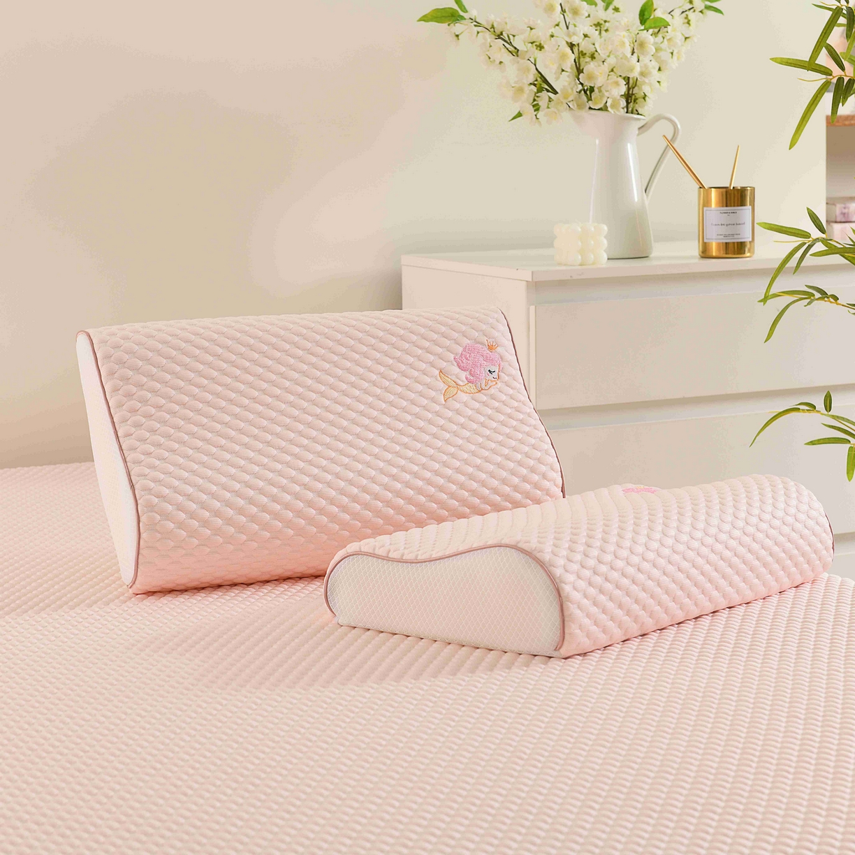 91家纺网 家纺一手货源 找家纺 （总）四川牛皮席 2025春夏新款凉豆豆绣花乳胶枕 枕头枕芯