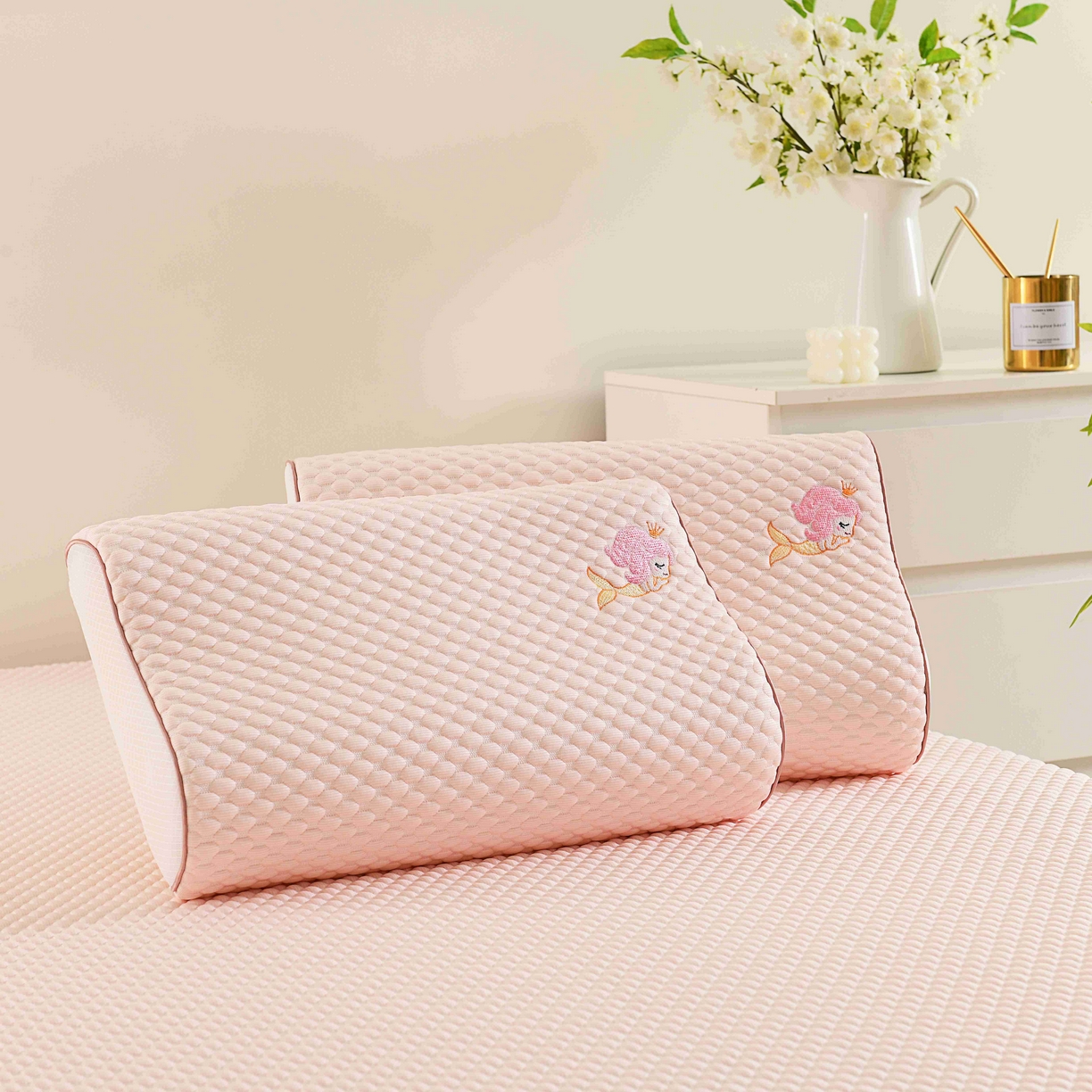 91家纺网 家纺一手货源 找家纺 （总）四川牛皮席 2025春夏新款凉豆豆绣花乳胶枕 枕头枕芯