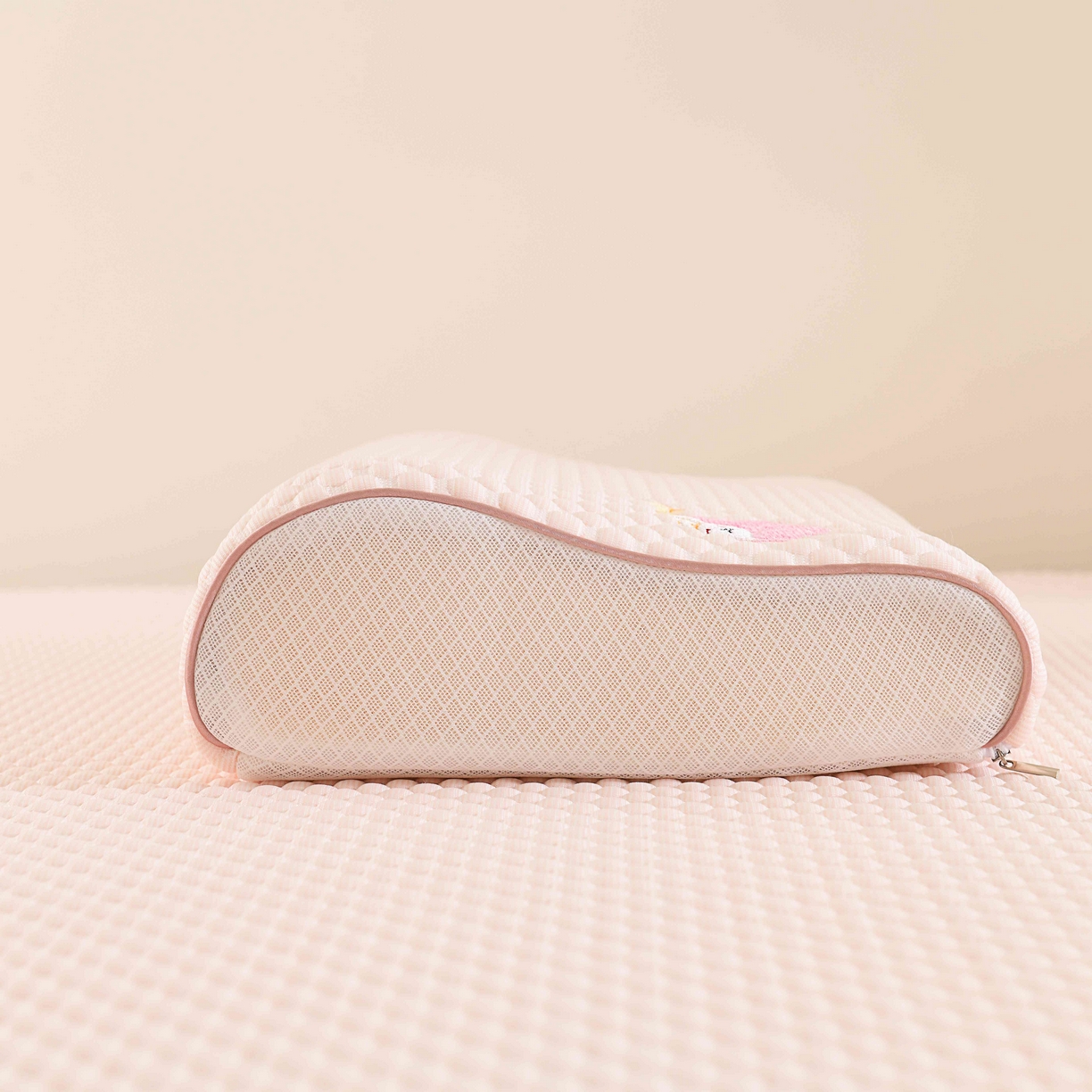 91家纺网 家纺一手货源 找家纺 （总）四川牛皮席 2025春夏新款凉豆豆绣花乳胶枕 枕头枕芯