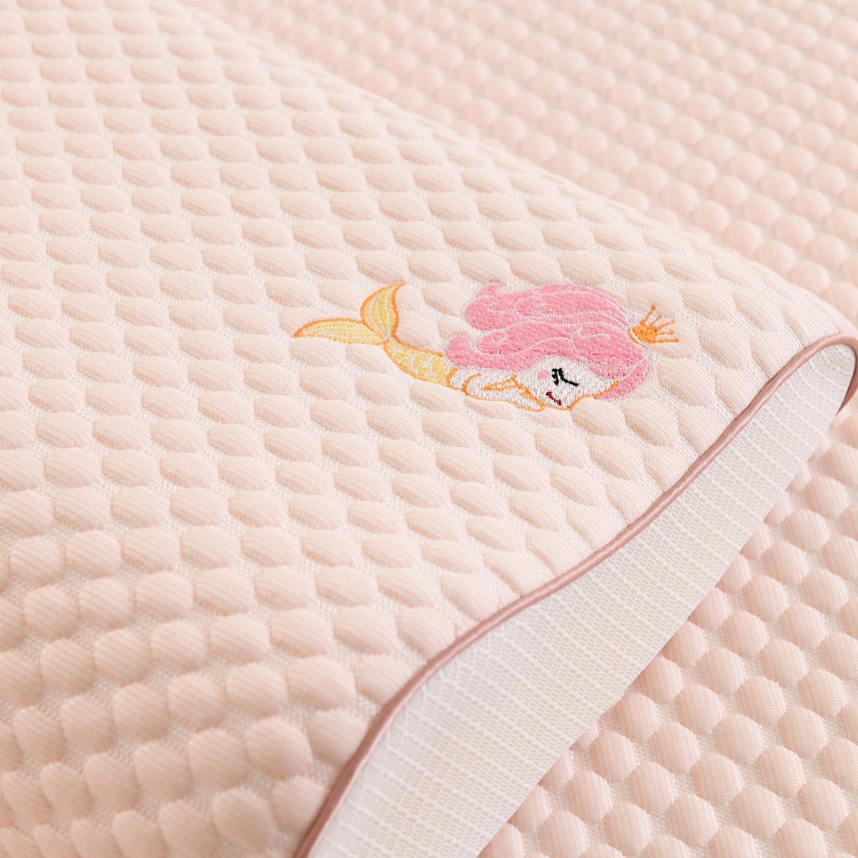 91家纺网 家纺一手货源 找家纺 （总）四川牛皮席 2025春夏新款凉豆豆绣花乳胶枕 枕头枕芯