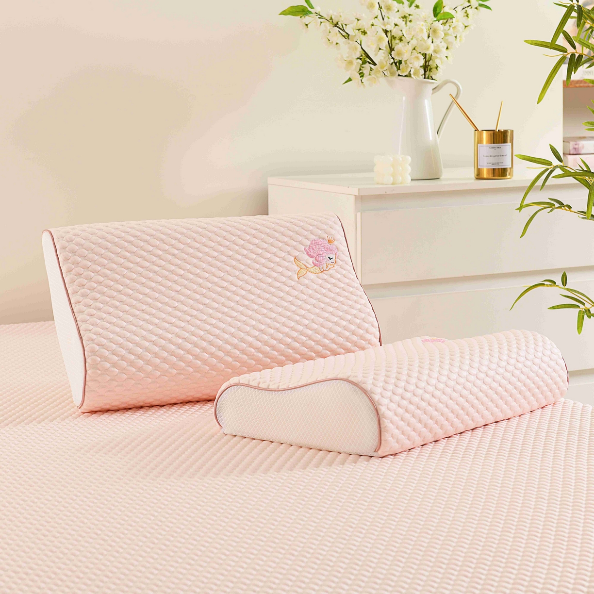 91家纺网 家纺一手货源 找家纺 （总）四川牛皮席 2025春夏新款凉豆豆绣花乳胶枕 枕头枕芯