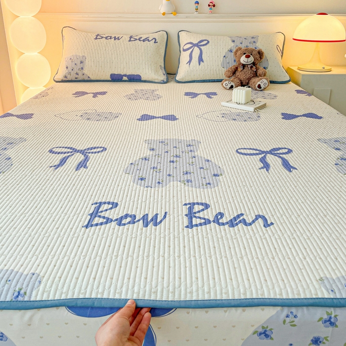 91家纺网 家纺一手货源 找家纺 富馨莱 2025新款纯棉夹棉单件床笠 蝴蝶结小熊