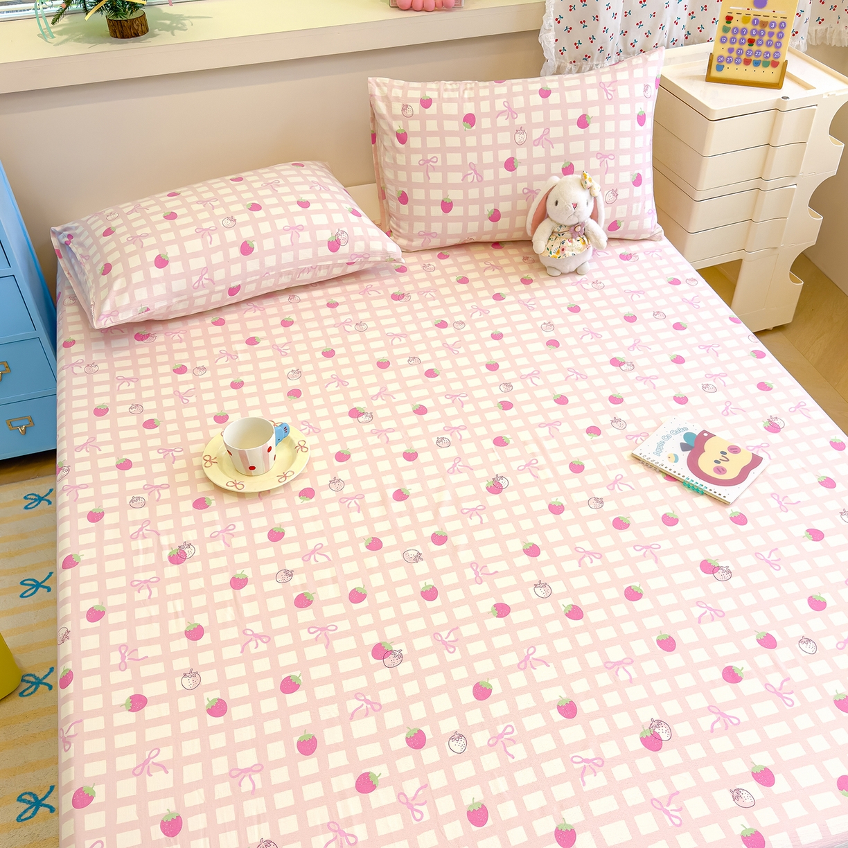 91家纺网 家纺一手货源 找家纺 颜选 2025新款A类双层纱单品床单床单单件床单三件套 草莓蝴蝶结