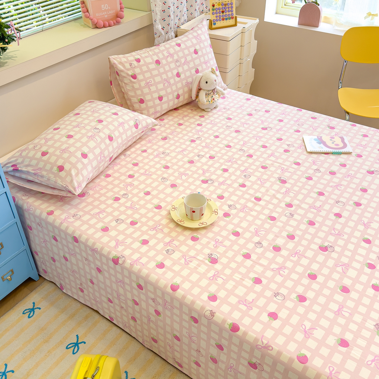 91家纺网 家纺一手货源 找家纺 颜选 2025新款A类双层纱单品床单床单单件床单三件套 草莓蝴蝶结