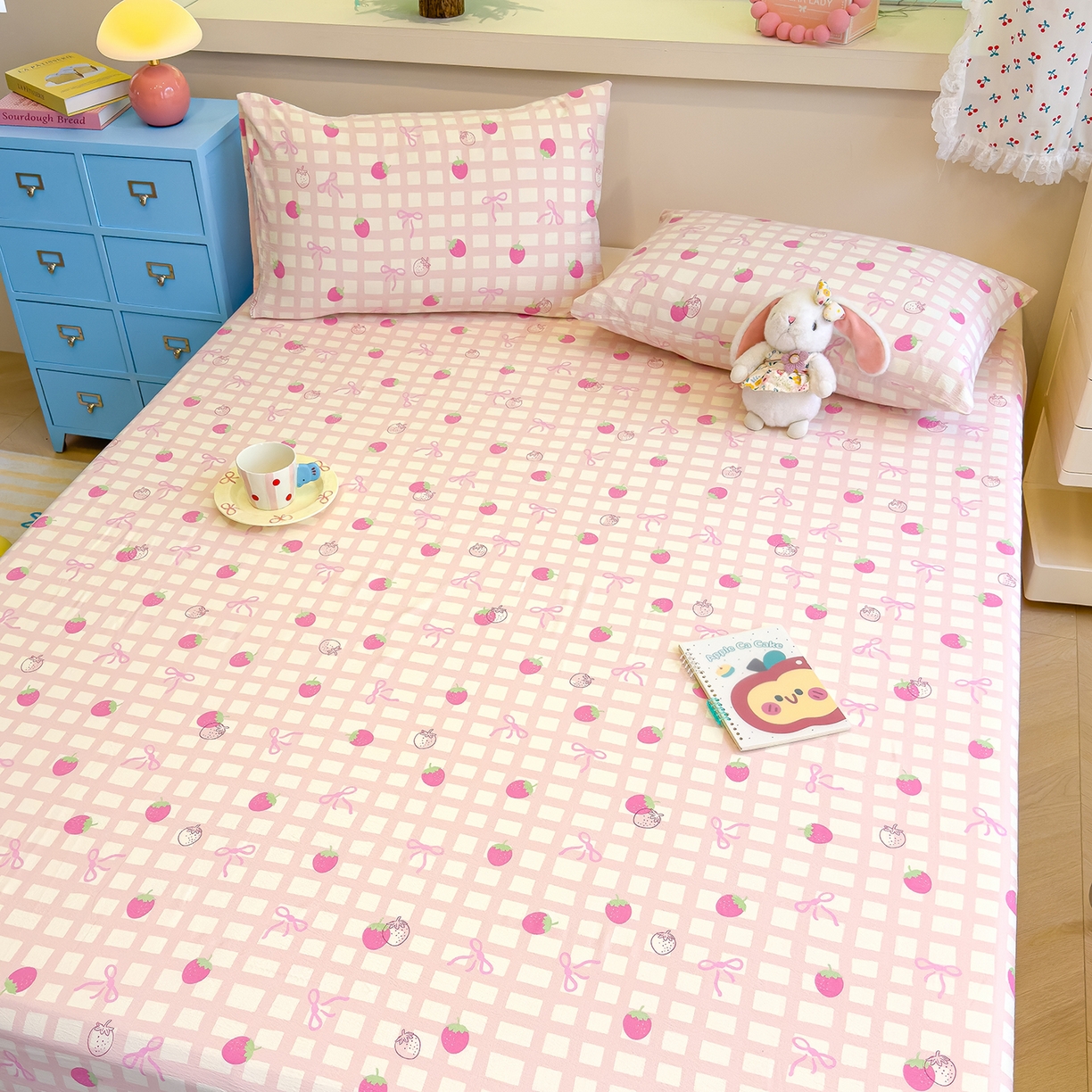 91家纺网 家纺一手货源 找家纺 颜选 2025新款A类双层纱单品床单床单单件床单三件套 草莓蝴蝶结