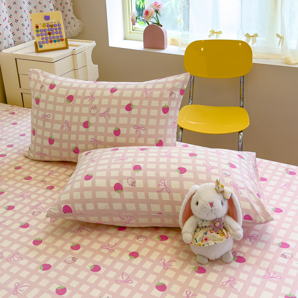 91家纺网 家纺一手货源 找家纺 颜选 2025新款A类双层纱单品床单床单单件床单三件套 草莓蝴蝶结