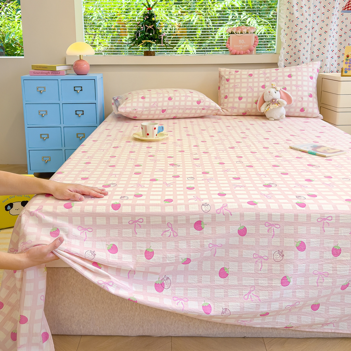 91家纺网 家纺一手货源 找家纺 颜选 2025新款A类双层纱单品床单床单单件床单三件套 草莓蝴蝶结