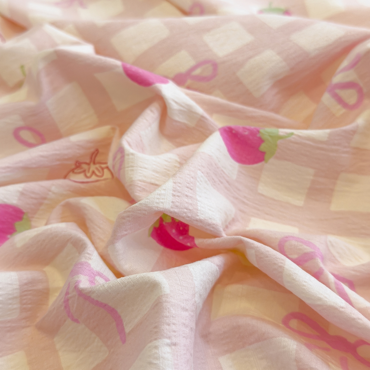 91家纺网 家纺一手货源 找家纺 颜选 2025新款A类双层纱单品床单床单单件床单三件套 草莓蝴蝶结