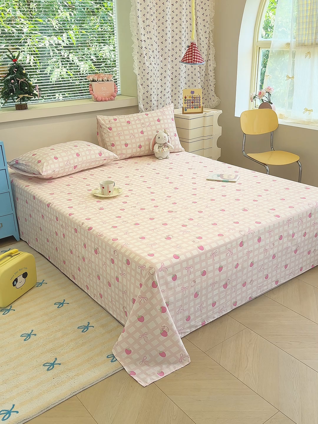 91家纺网 家纺一手货源 找家纺 颜选 2025新款A类双层纱单品床单床单单件床单三件套 草莓蝴蝶结