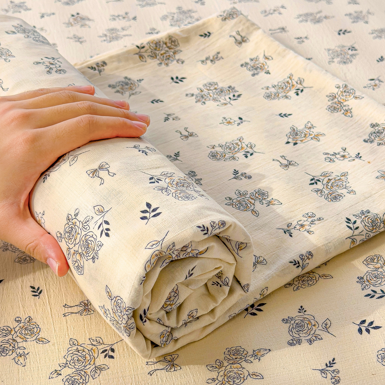 91家纺网 家纺一手货源 找家纺 颜选 2025新款A类双层纱单品床单床单单件床单三件套 素笺花语