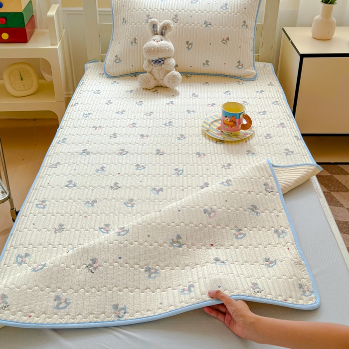 91家纺网 家纺一手货源 找家纺 金丝鸟家纺 2025新款全棉软床垫床褥床盖 快乐小马