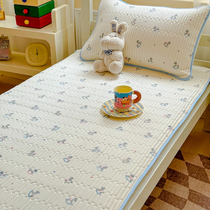 91家纺网 家纺一手货源 找家纺 金丝鸟家纺 2025新款全棉软床垫床褥床盖 快乐小马