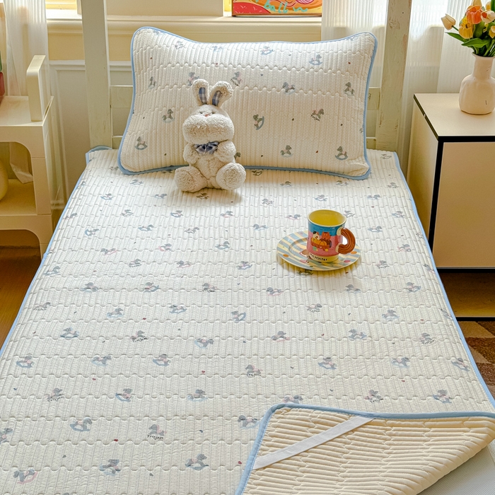 91家纺网 家纺一手货源 找家纺 金丝鸟家纺 2025新款全棉软床垫床褥床盖 快乐小马