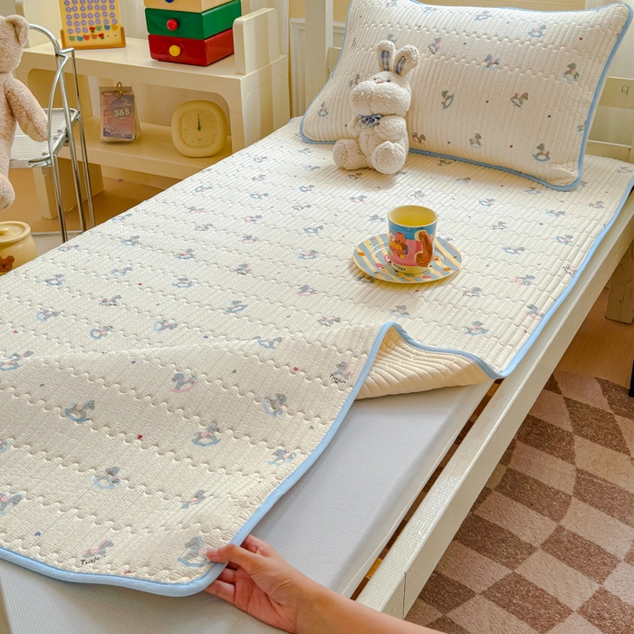 91家纺网 家纺一手货源 找家纺 金丝鸟家纺 2025新款全棉软床垫床褥床盖 快乐小马