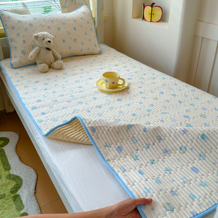 91家纺网 家纺一手货源 找家纺 金丝鸟家纺 2025新款全棉双层纱软床垫床褥床盖 海底世界 蓝