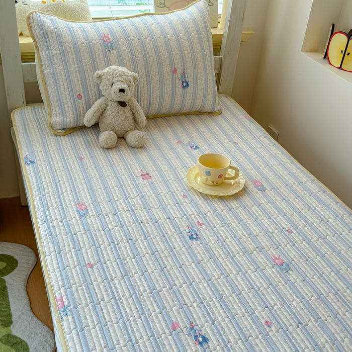 91家纺网 家纺一手货源 找家纺 金丝鸟家纺 2025新款全棉双层纱软床垫床褥床盖 蓝色小象