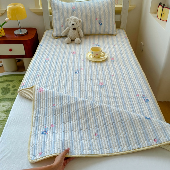 91家纺网 家纺一手货源 找家纺 金丝鸟家纺 2025新款全棉双层纱软床垫床褥床盖 蓝色小象