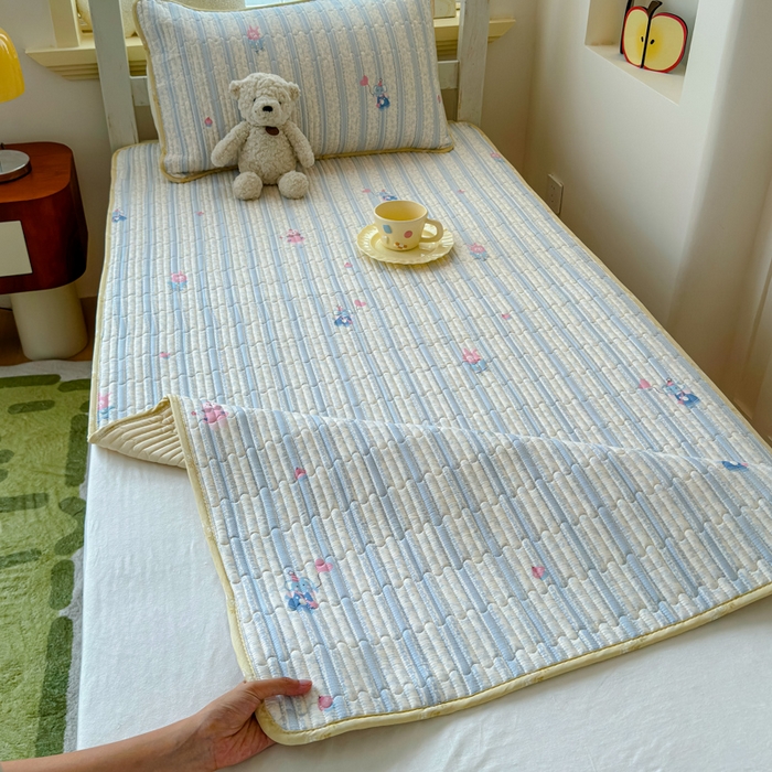 91家纺网 家纺一手货源 找家纺 金丝鸟家纺 2025新款全棉双层纱软床垫床褥床盖 蓝色小象