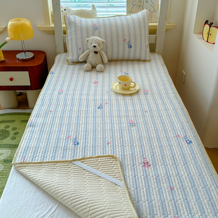 91家纺网 家纺一手货源 找家纺 金丝鸟家纺 2025新款全棉双层纱软床垫床褥床盖 蓝色小象