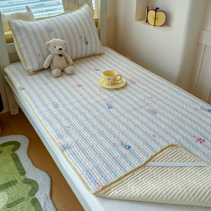 91家纺网 家纺一手货源 找家纺 金丝鸟家纺 2025新款全棉双层纱软床垫床褥床盖 蓝色小象