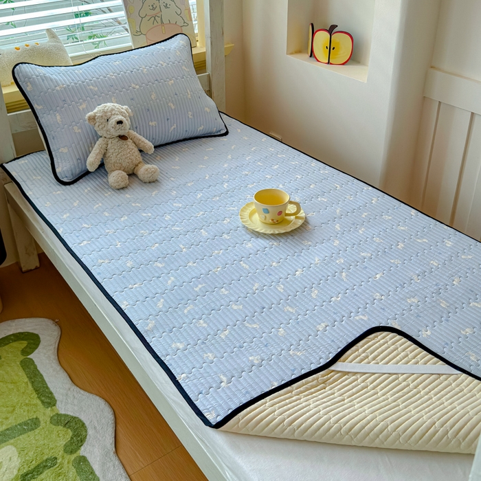 91家纺网 家纺一手货源 找家纺 金丝鸟家纺 2025新款全棉双层纱软床垫床褥床盖 甜豆兔兔-蓝