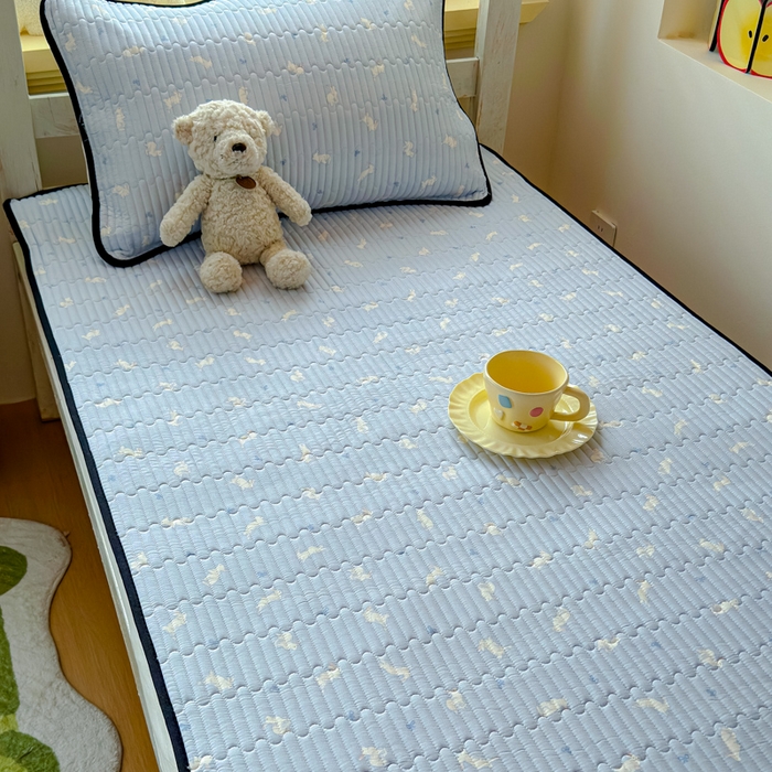 91家纺网 家纺一手货源 找家纺 金丝鸟家纺 2025新款全棉双层纱软床垫床褥床盖 甜豆兔兔-蓝