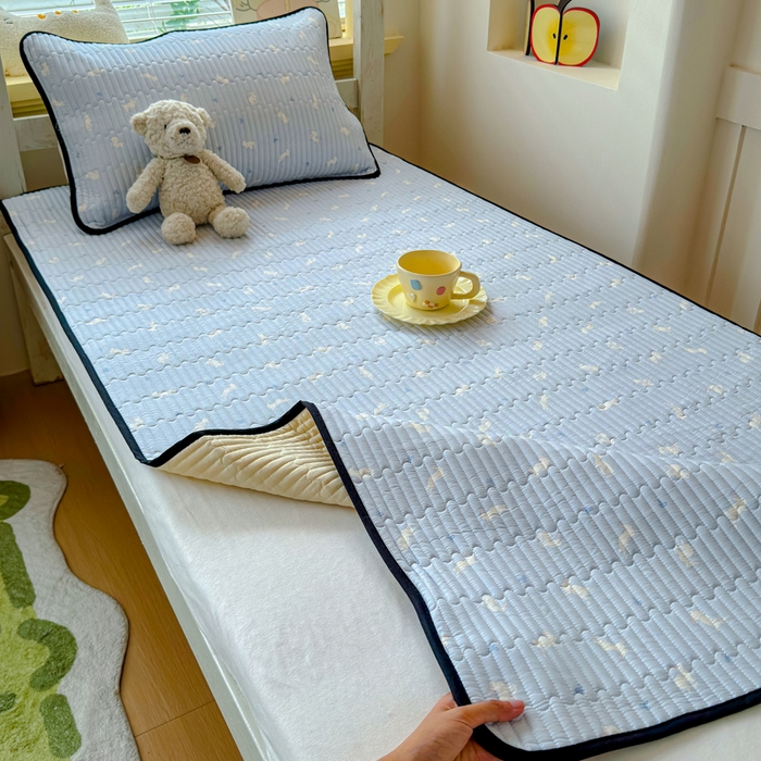 91家纺网 家纺一手货源 找家纺 金丝鸟家纺 2025新款全棉双层纱软床垫床褥床盖 甜豆兔兔-蓝