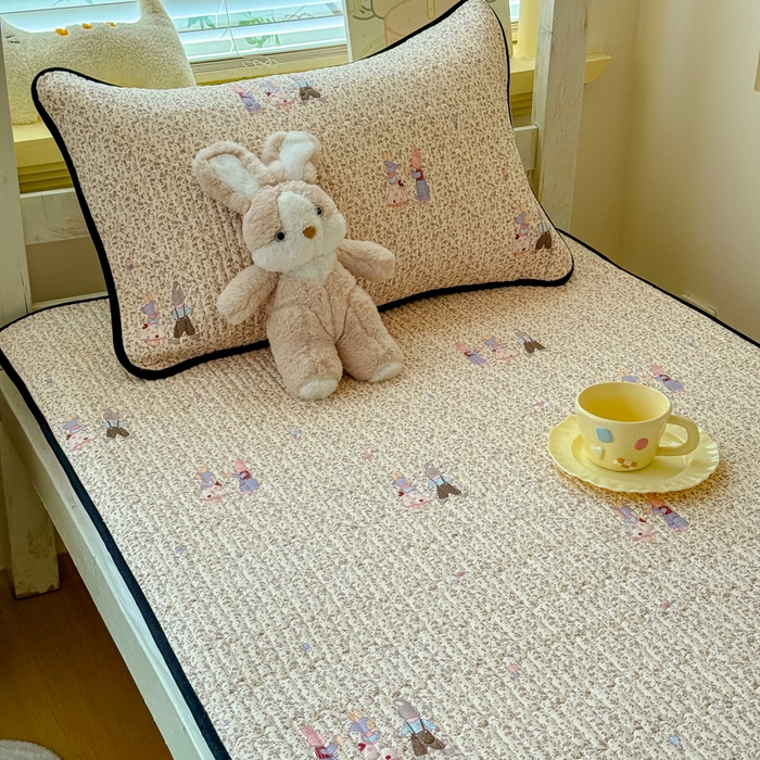 91家纺网 家纺一手货源 找家纺 金丝鸟家纺 2025新款全棉双层纱软床垫床褥床盖 野餐兔兔