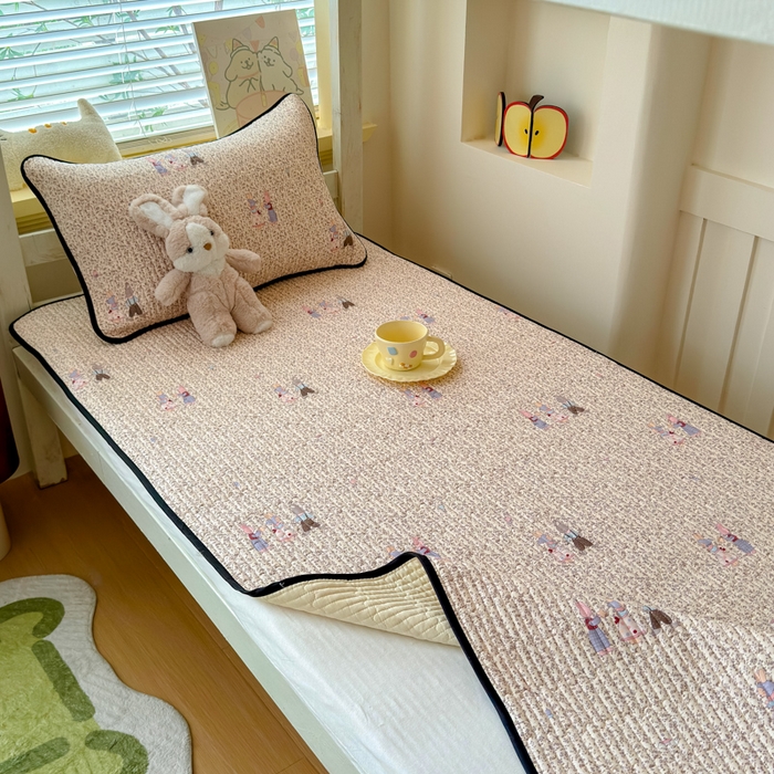 91家纺网 家纺一手货源 找家纺 金丝鸟家纺 2025新款全棉双层纱软床垫床褥床盖 野餐兔兔