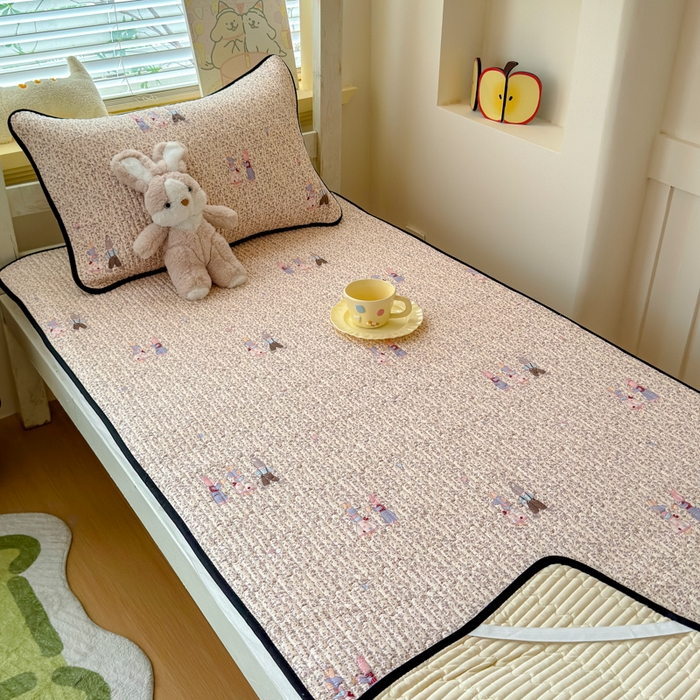 91家纺网 家纺一手货源 找家纺 金丝鸟家纺 2025新款全棉双层纱软床垫床褥床盖 野餐兔兔