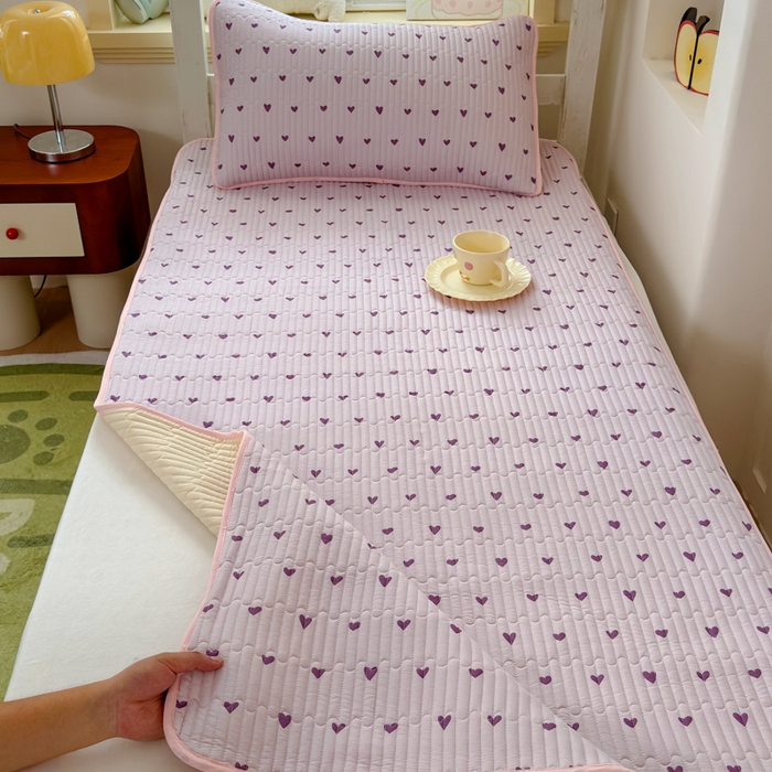 91家纺网 家纺一手货源 找家纺 金丝鸟家纺 2025新款全棉双层纱软床垫床褥床盖 紫色爱心